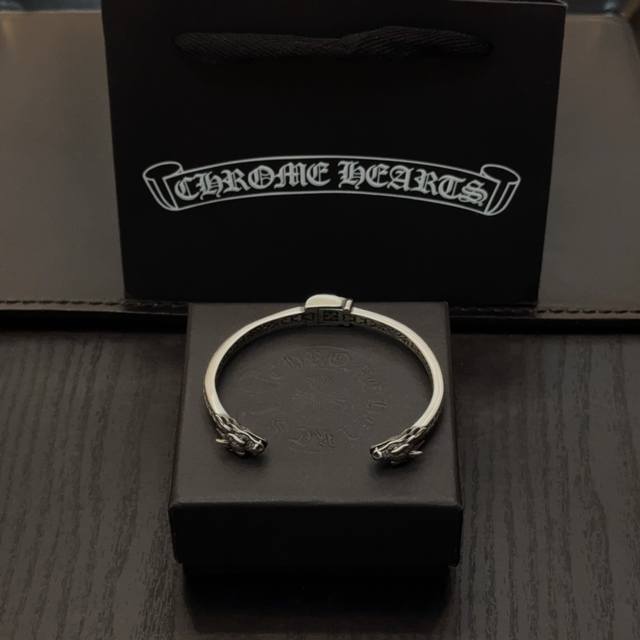The new counter quality Chrome Hearts bracelet has a concave and convex shape an