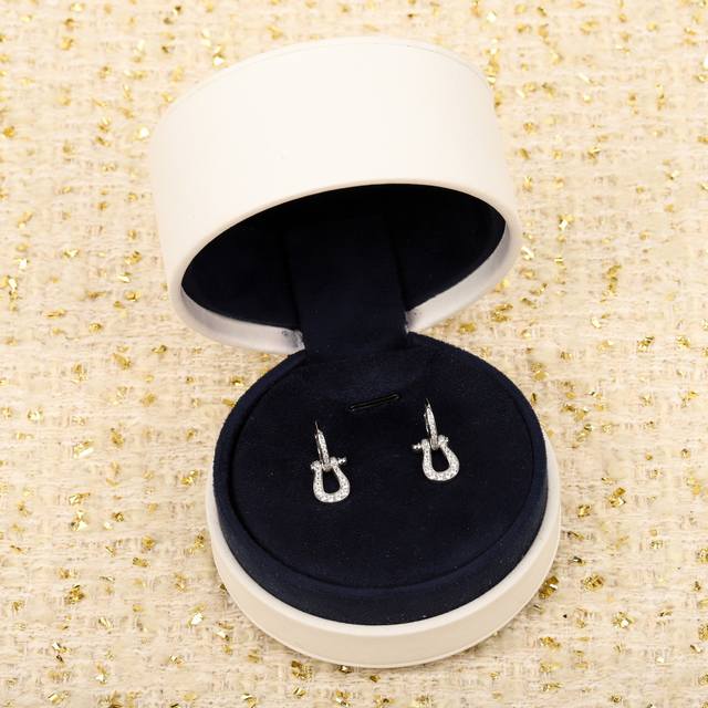 211008 We offer horseshoe earrings, customizable with 18K real gold and diamonds