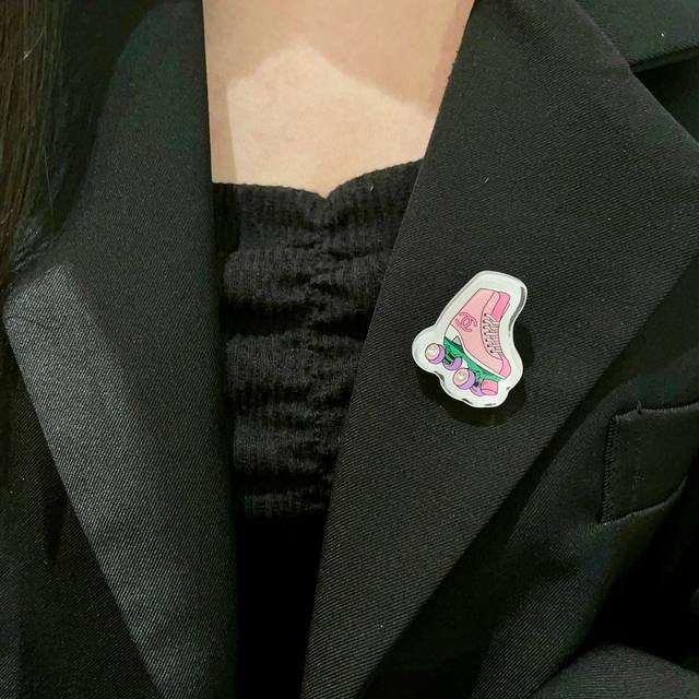Chanel skate shoe double C brooch
