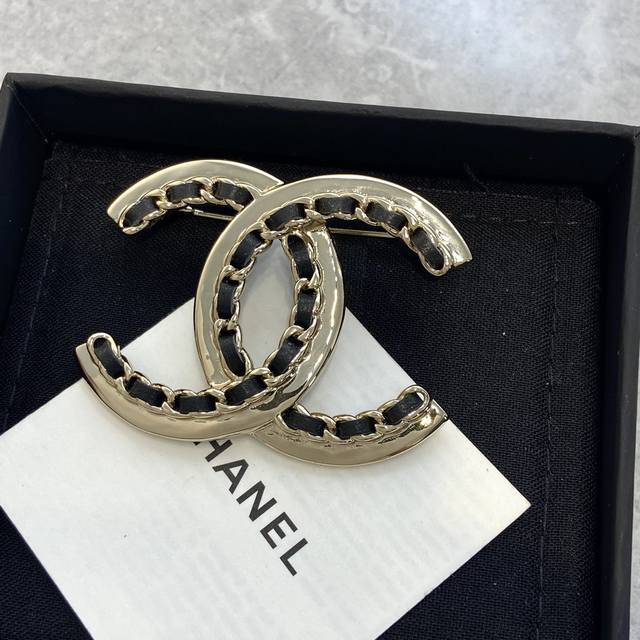 Xz430 Large Small Ch Nel The double C brooch with a chain in suede is a popular