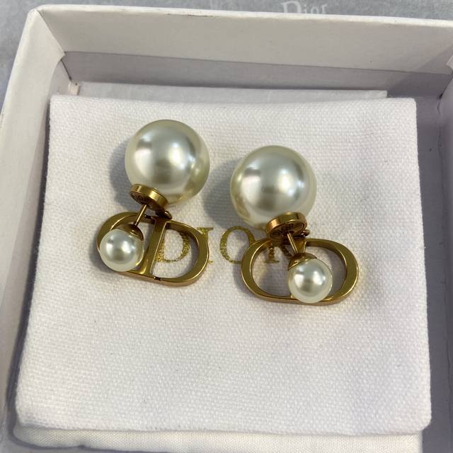 De105 Di R Di Cd large and small pearl earringsWearing these really exquisite do