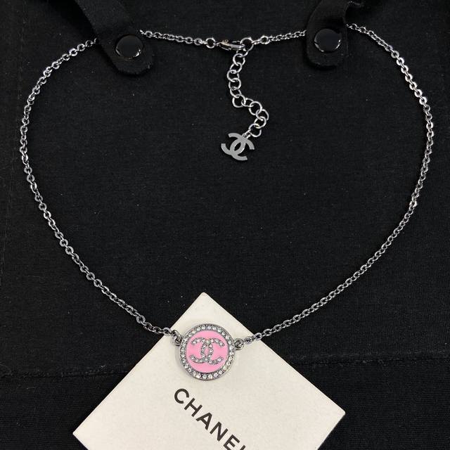 Xx916 Ch Nel round diamond enamel necklace