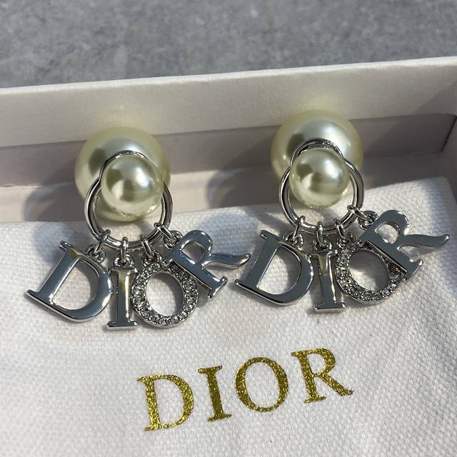De155 Di R Di letter earrings Wei Xue's same style is so beautiful, we all agree