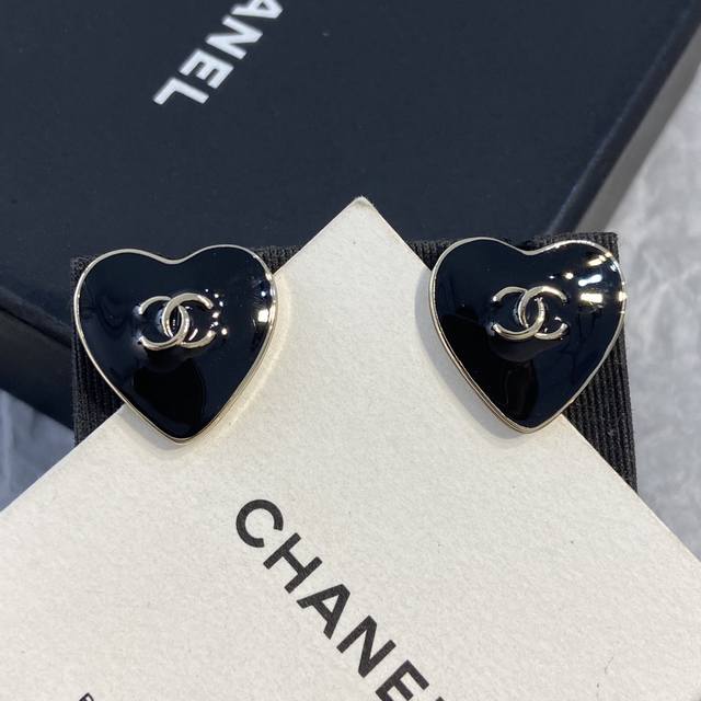 Xe0359 Ch Nel black pink oil drop heart double C earrings black pink Hot to expl