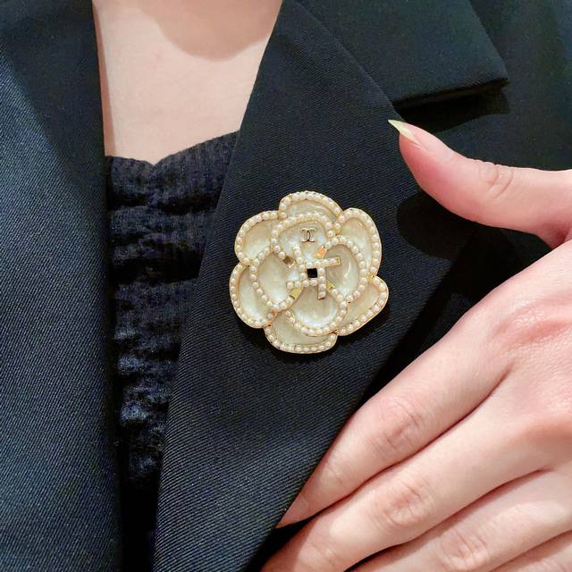 Chanel counters have released new styles simultaneously. The Chanel brooch is a