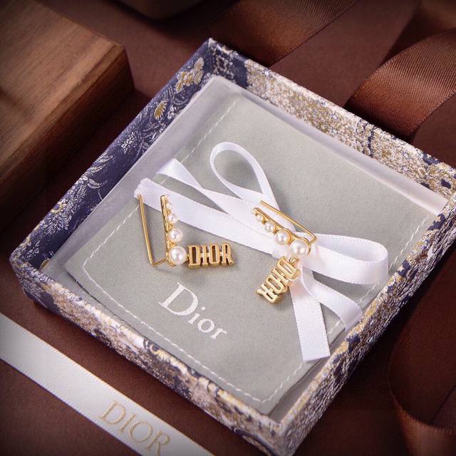 Dior new earrings are now available at the counter. They are so beautiful and ro