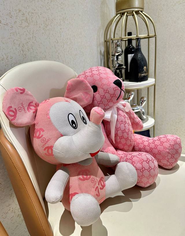 Super-sized hit is coming! Chanel's official website debuts a new Mickey Mouse d