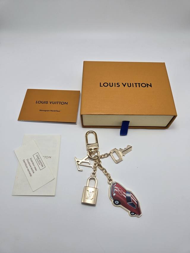 New 1V limited edition keychain bag charm with exquisite charm combination clas