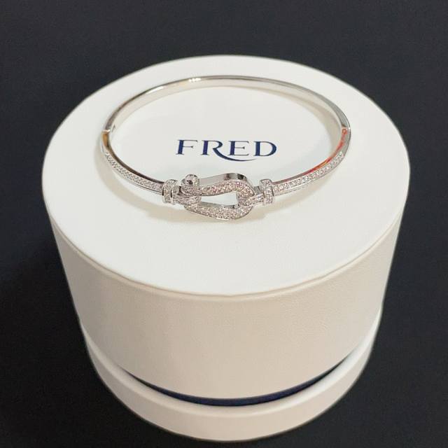 The popular Fred full diamond horseshoe clasp bracelet is classic and versatile