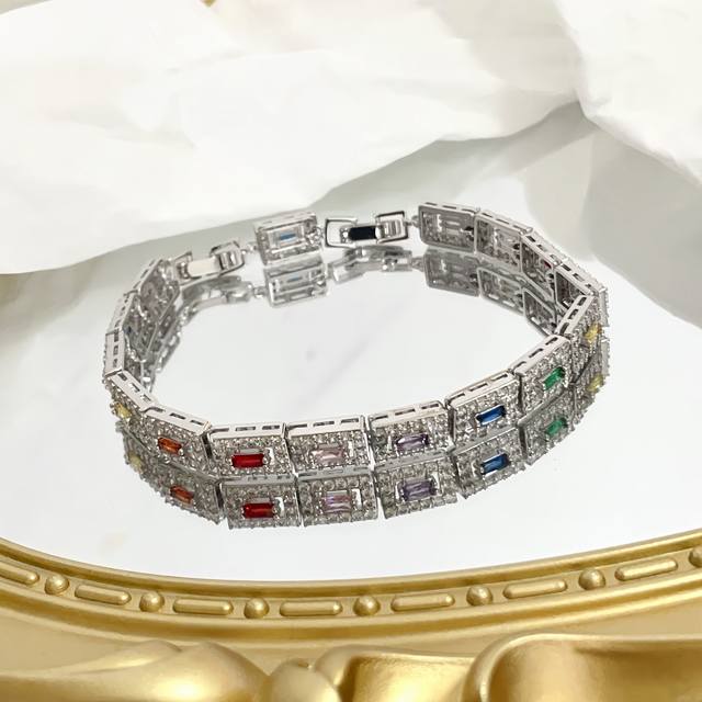 Cartier's high-end custom colored diamond bracelet features diamond-inlaid craft