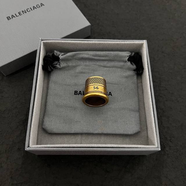 New Balenciaga ring with retro style, simple and elegant, rich gold texture, lo