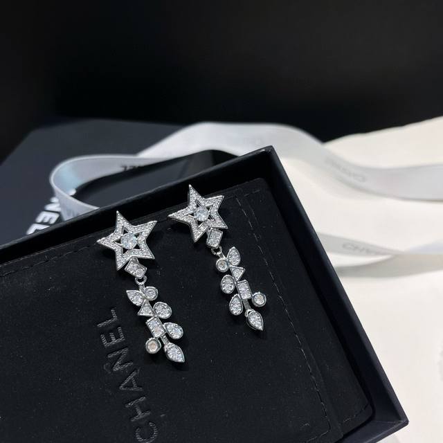 Chanel meteor crystal diamond earrings are a hot item. The original logo is prin