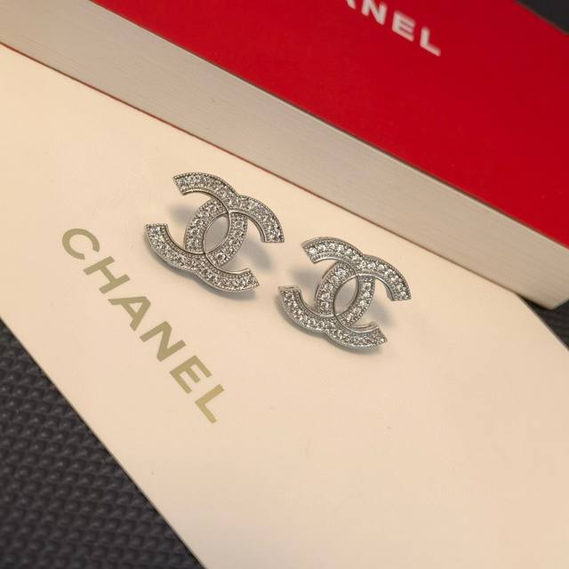 Chanel's latest logo and letter crystal diamond earrings, 925 sterling silver ne