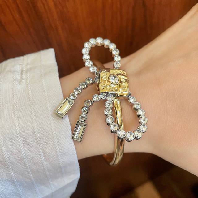 New Chanel bow letter bracelet, super heavy workmanship, Bling Bling, the color