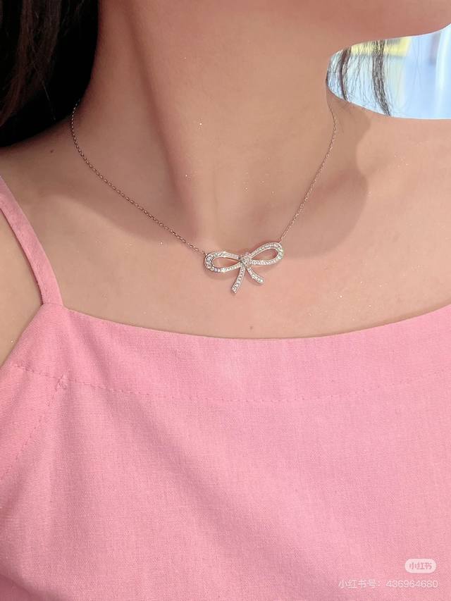 V Graff hollow butterfly necklace in gold. This high-end jewelry piece features