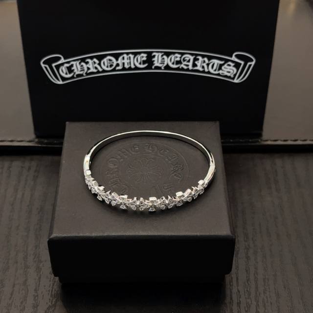 The new counter quality Chrome Hearts cross flower bracelet has different concav