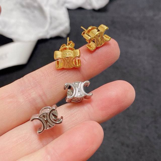 Xiaohongshu recommends the latest hit Celine Arc de Triomphe small earrings. Ce