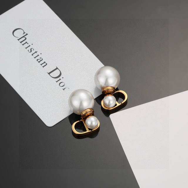 Dior's hot-selling new pearl earrings are not ordinary goods on the market. They