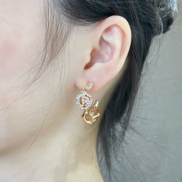 V gold-plated Dior rose earrings, from the Dior High Jewelry Rose Dior Bagatelle