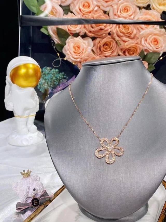 V gold material Vca rose gold large flower necklace