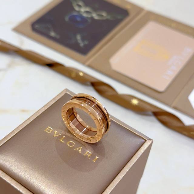 Bulgari necklace made of V-gold. The Bulgari Divas' Dream enamel collection is