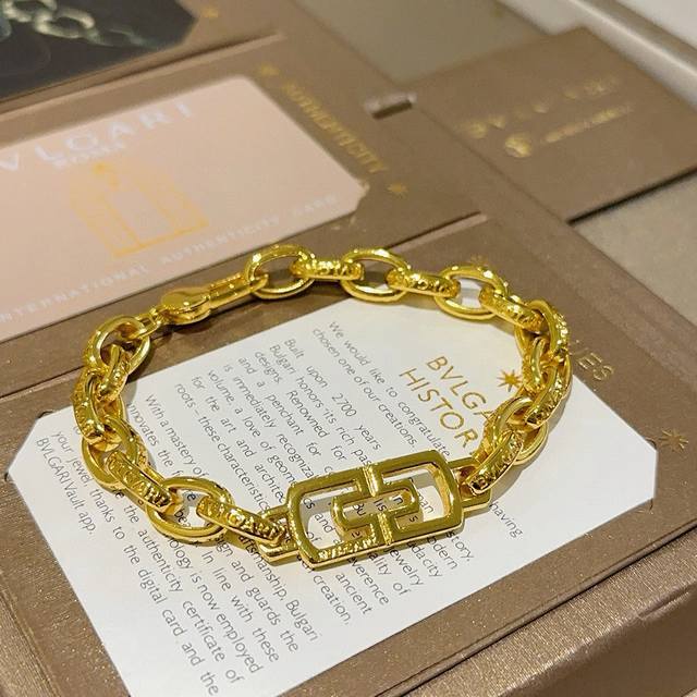 Bulgari bracelet, made of V-gold, from the Bulgari Divas' Dream collection, is i