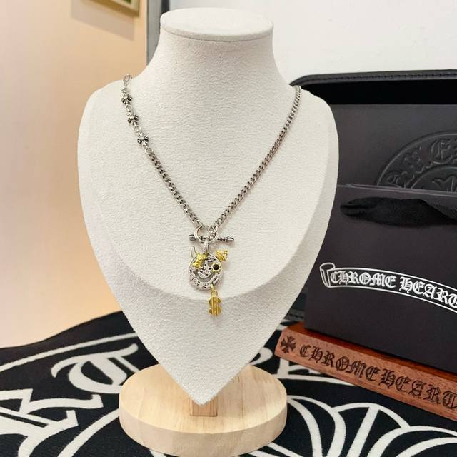 The new counter quality Chrome Hearts cross necklace, with different concave and