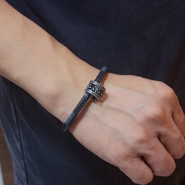 New counter quality Chrome Hearts leather bracelet, with concave and convex sha