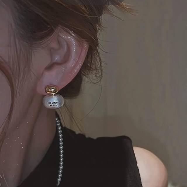 Popular Celine Arc de Triomphe brushed small earrings Celine has become a popul