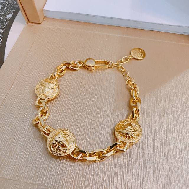 High-quality Versace bracelet with Medusa head, original goods, new counter mode