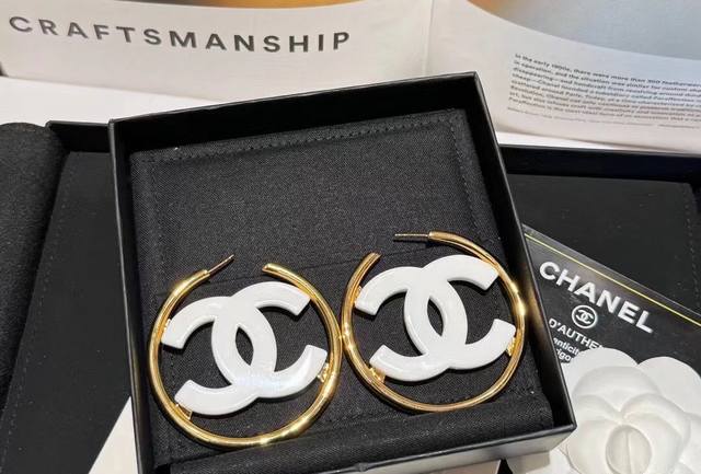 Oversized new Chanel Chanel fine product large letter hoop earrings, white lette