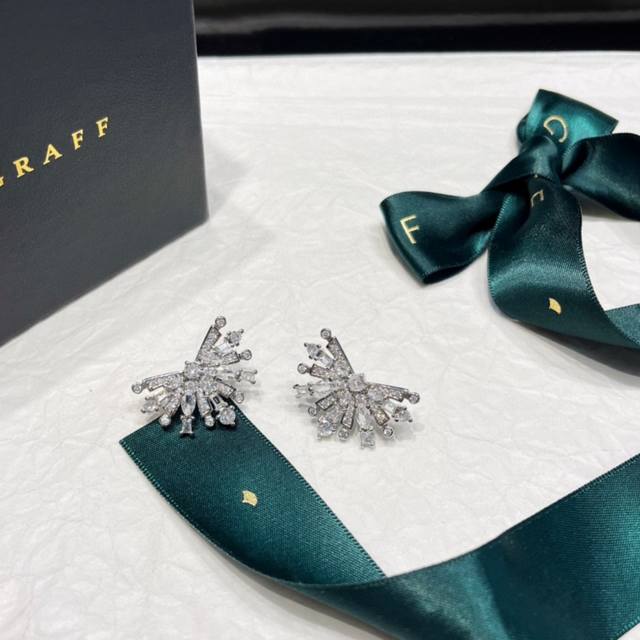 V Gold High-End Earrings, Super Stunning Graff Special-Shaped Diamond Fan-Shaped