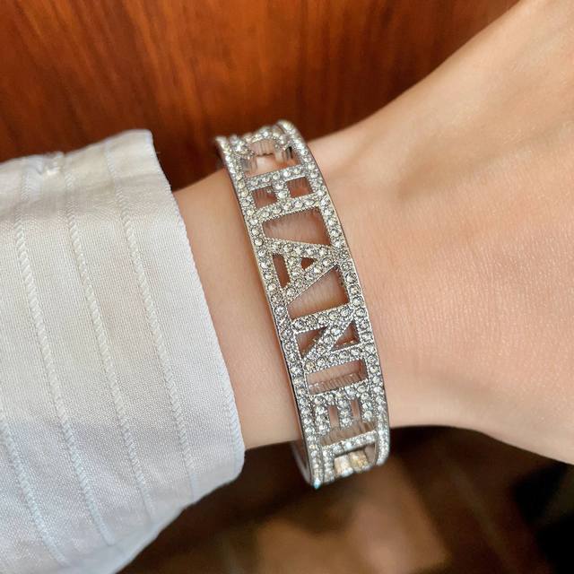 Xiaohongshu recommends this popular Chanel new C hollow bracelet. High-quality,