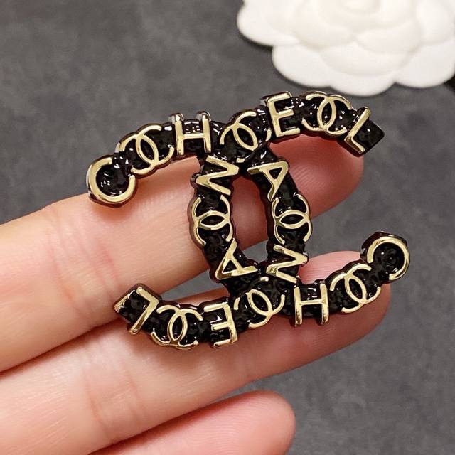 Chanel counter new vintage Chanel brooch, is the most understanding of women's a
