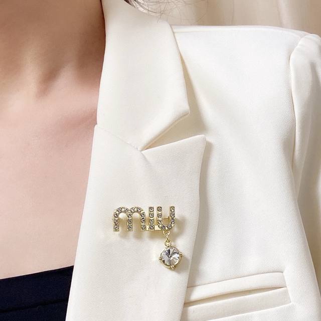 New Miu Miu counters have released new small brooches, a truly feminine accesso