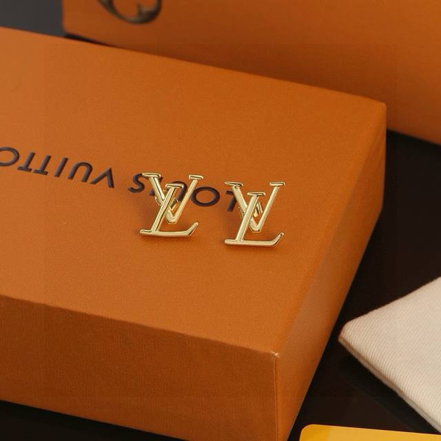 Lv gold letter earrings from Louis Vuitton bring a fashionable and interesting v