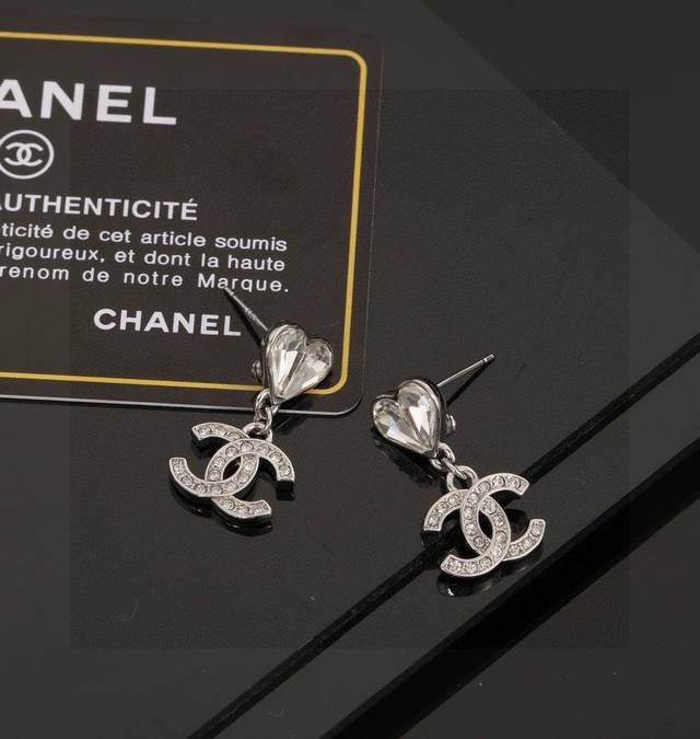 Small peach heart earrings, fashion devil Chanel Chanel early spring new mediev