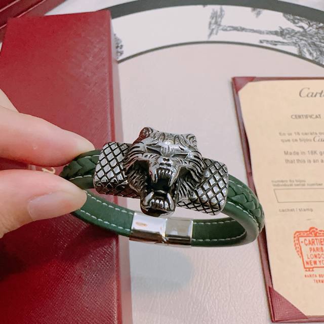 Cartier bracelet bracelet V gold cowhide material series perfect appearance, in