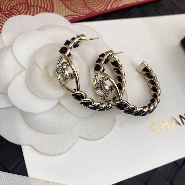 This season's must-have earrings: the new double C hollow crystal diamond letter