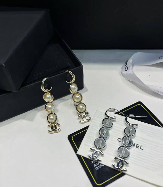 Ch Nel's three-dimensional crystal sugar pearl tassel earrings are a hot-selling