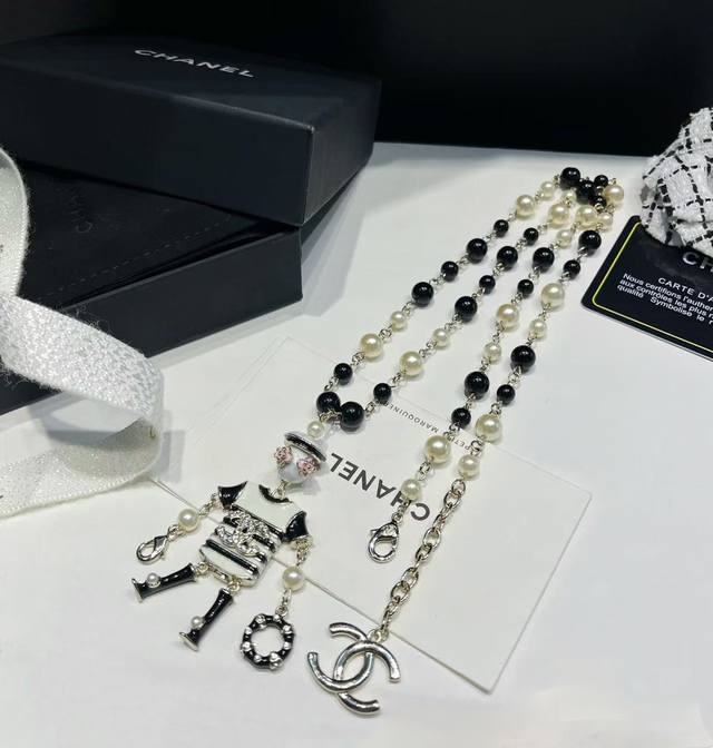 The same princess robot black and white pearl necklace Wei Xue wore. I'm hooked