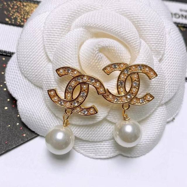 Zp version of Chanel crystal diamond rice pearl letter earrings with original lo