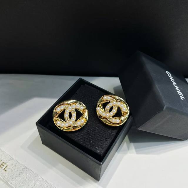 Fragrant hollow twisted sugar cube pearl letter earrings 25A Handicraft Worksho