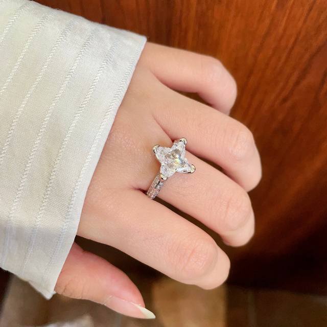 New luxury Lv Louis Vuitton ring, a beautiful imported monogram, a heart-moving