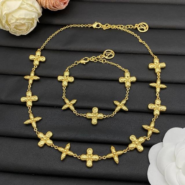 lv new set necklace bracelet 70