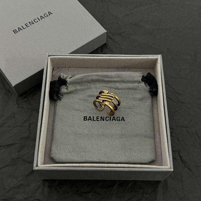 New Balenciaga ring with retro style, simple and elegant, rich gold texture, lo