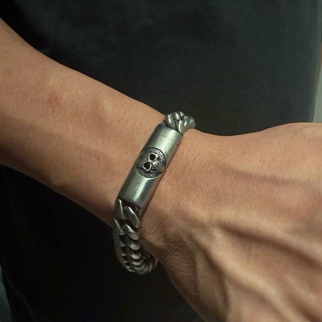 Official quality Chrome Hearts bracelet, with different concave and convex shape