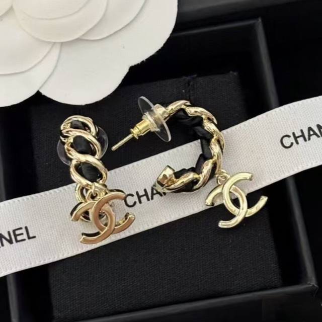 Zp version of Chanel genuine leather string letter hoop earrings, original clear