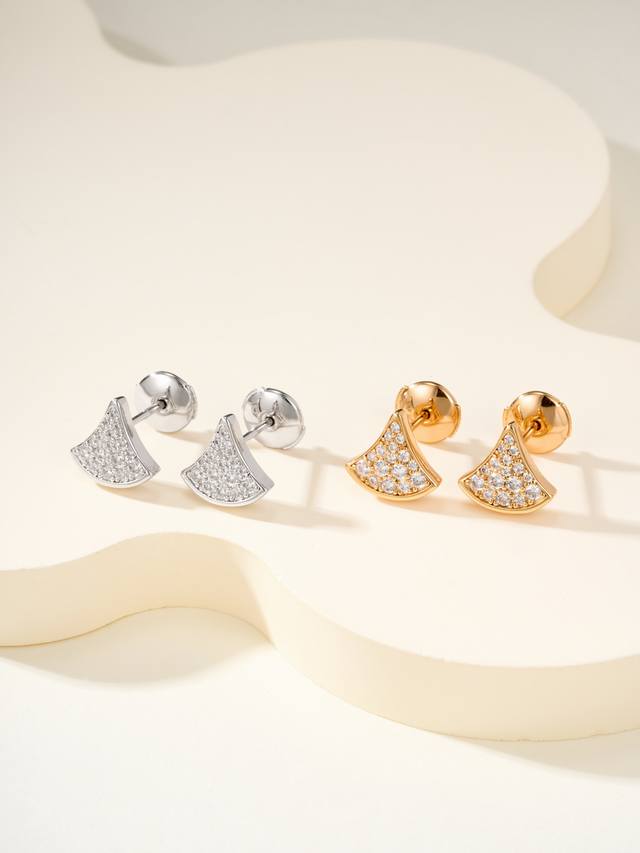 Diva's Dream is my favorite collection. Wearing these earrings gives me a swayin