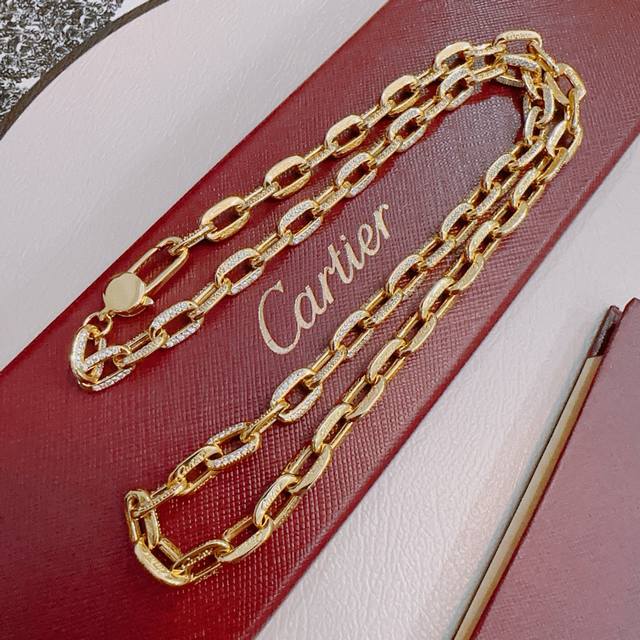 The new Cartier necklace with diamonds is made of V gold. The quality is perfect